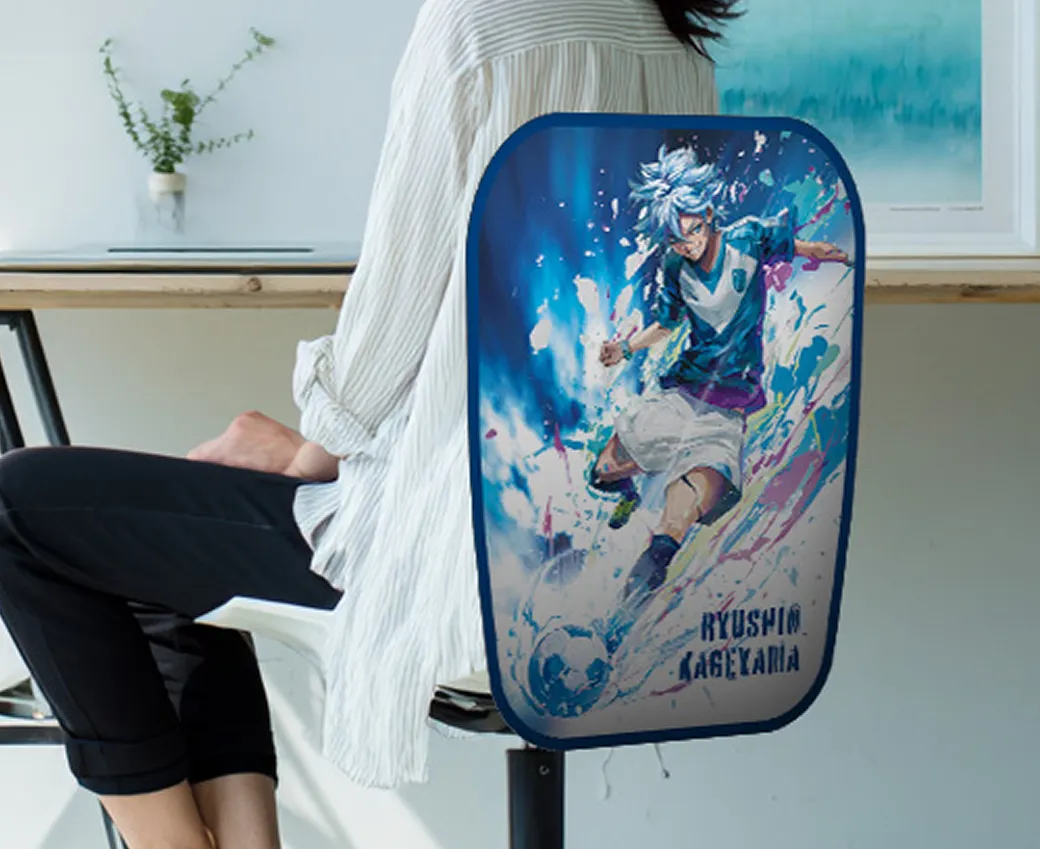 チェアアートカバーをバッグのように持ち帰る様子